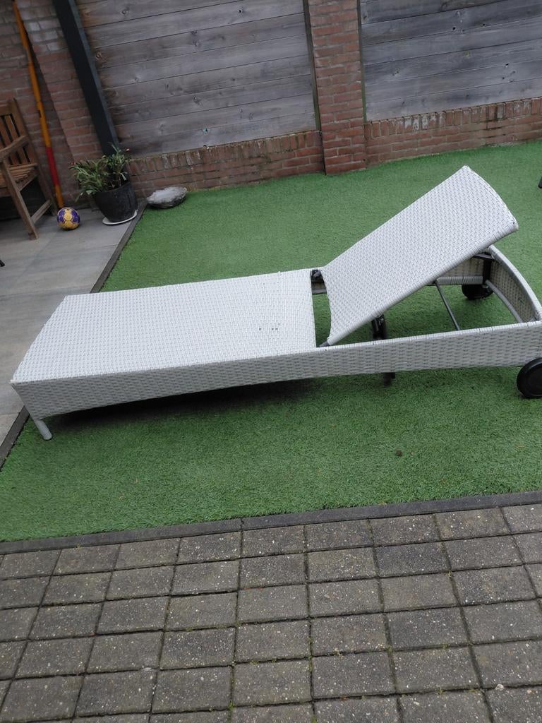 Nieuw Witte verstelbare ligstoel met wielen, Tuin en Terras, Ophalen, Gebruikt, Wicker, Verstelbaar