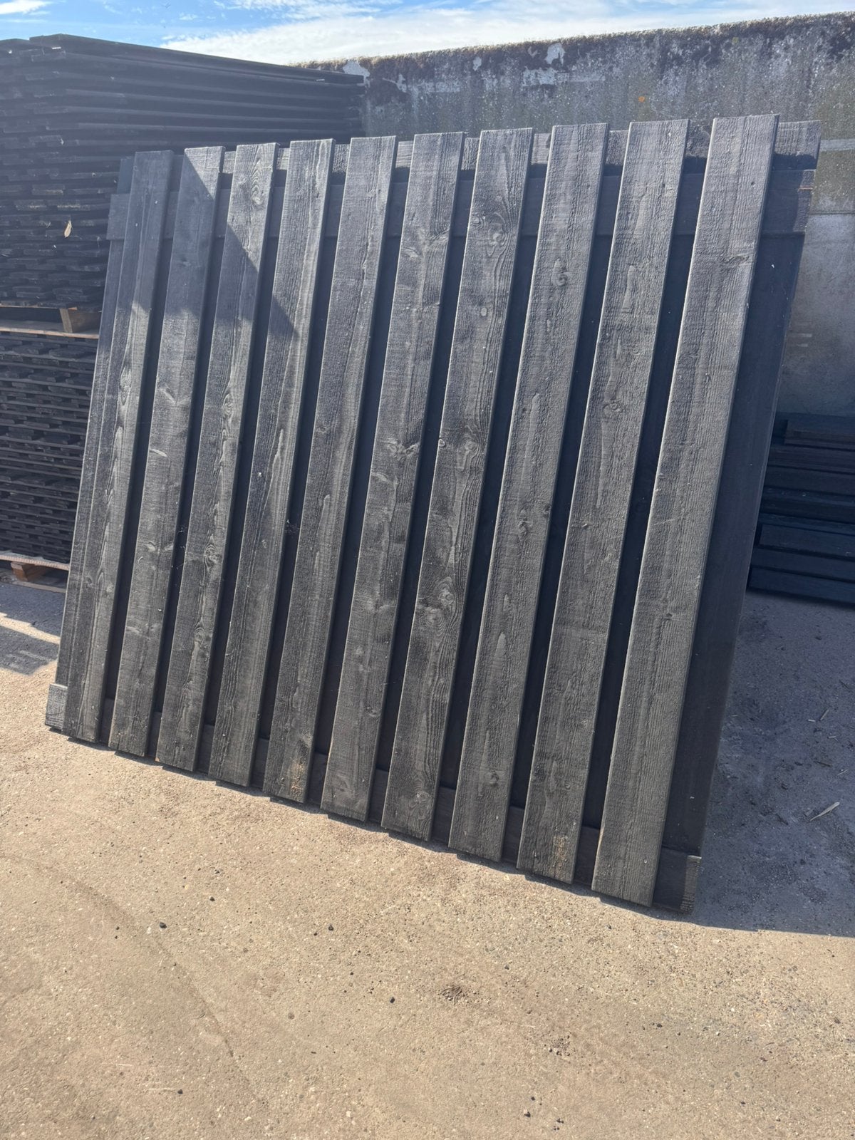 Nieuwe 23 en 21 planks zwarte houten grenen schuttingen, Ophalen, 1 tot 2 meter, 6 meter of meer, Zo goed als nieuw