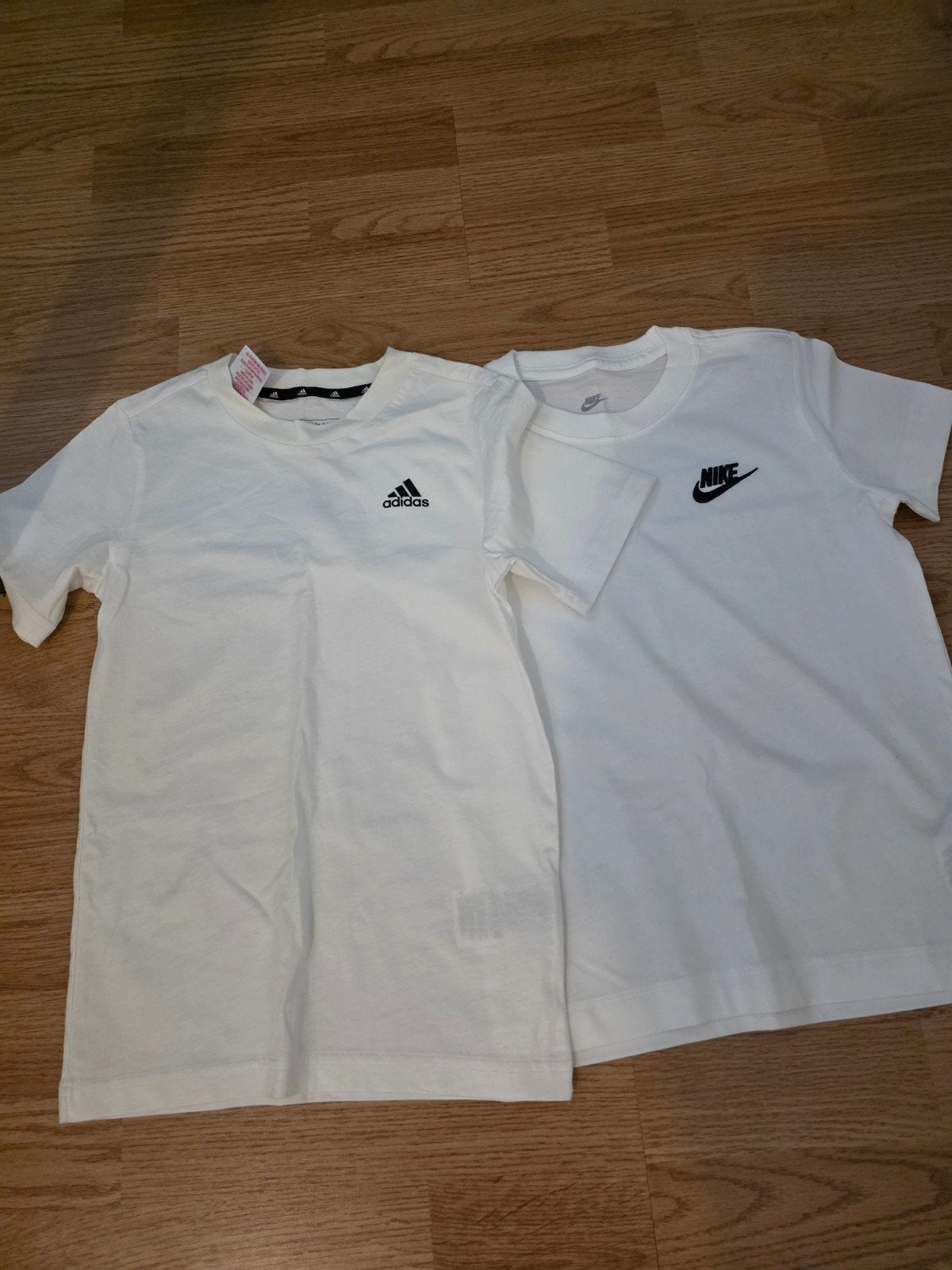 nike en adidas T-shirt Nieuw!!, Ophalen of Verzenden, Nieuw, Jongen of Meisje, Sport- of Zwemkleding