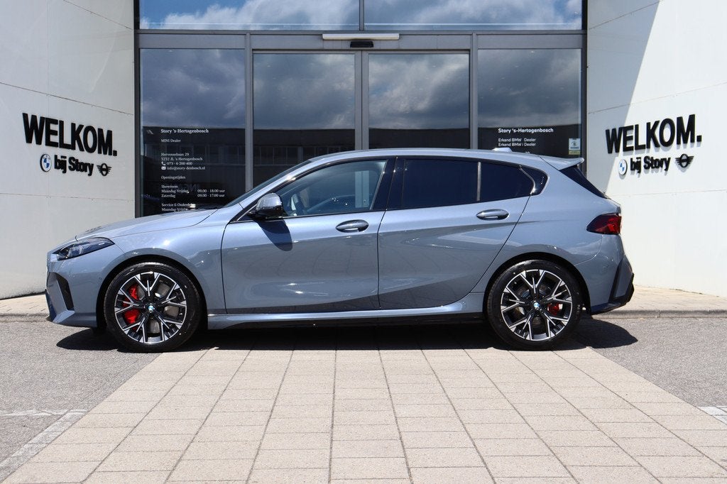BMW 1 Serie 120 M Sport Automaat / Sportstoelen / M Adaptief, Auto's, BMW, Zwart, 156 pk, Leder, Bedrijf