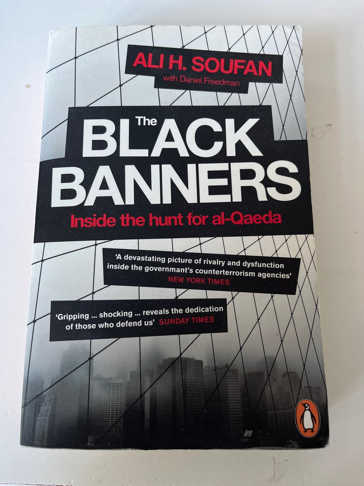 The Black Banners: Inside the hunt for al-Qaeda - Ali H. Sou, Ophalen of Verzenden, Zo goed als nieuw