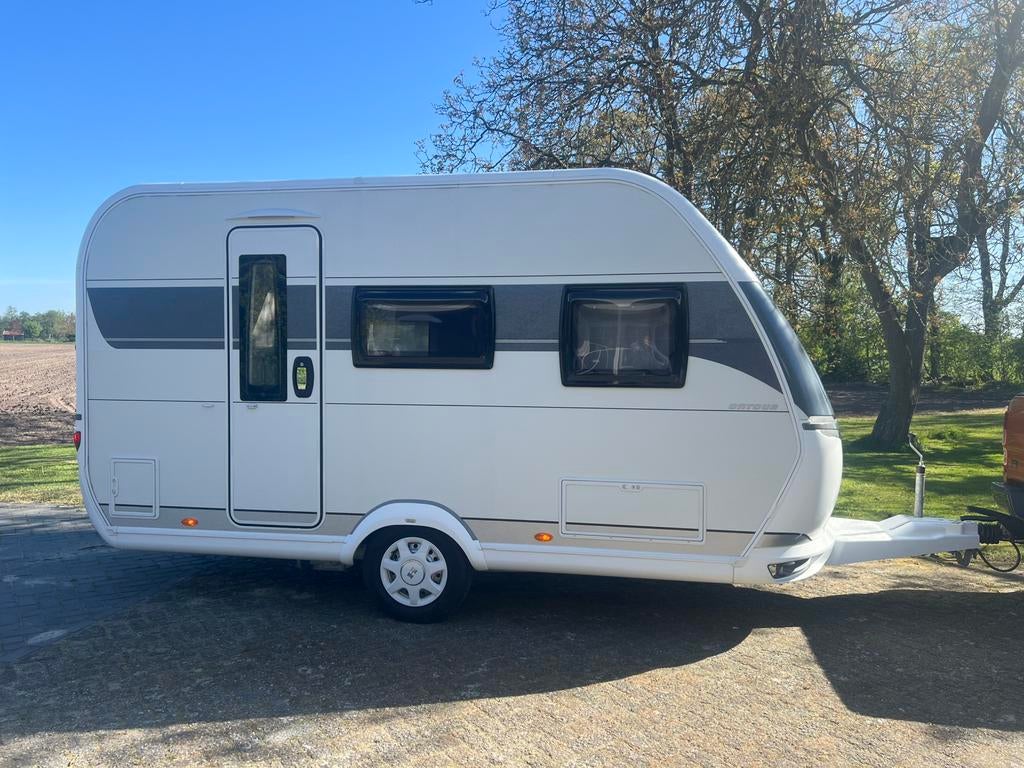 Hobby 390 SF Incl Voortent en Fietsendrager Bouwjaar 2022, Caravans en Kamperen, Hobby, Treinzit, Particulier, 4 tot 5 meter