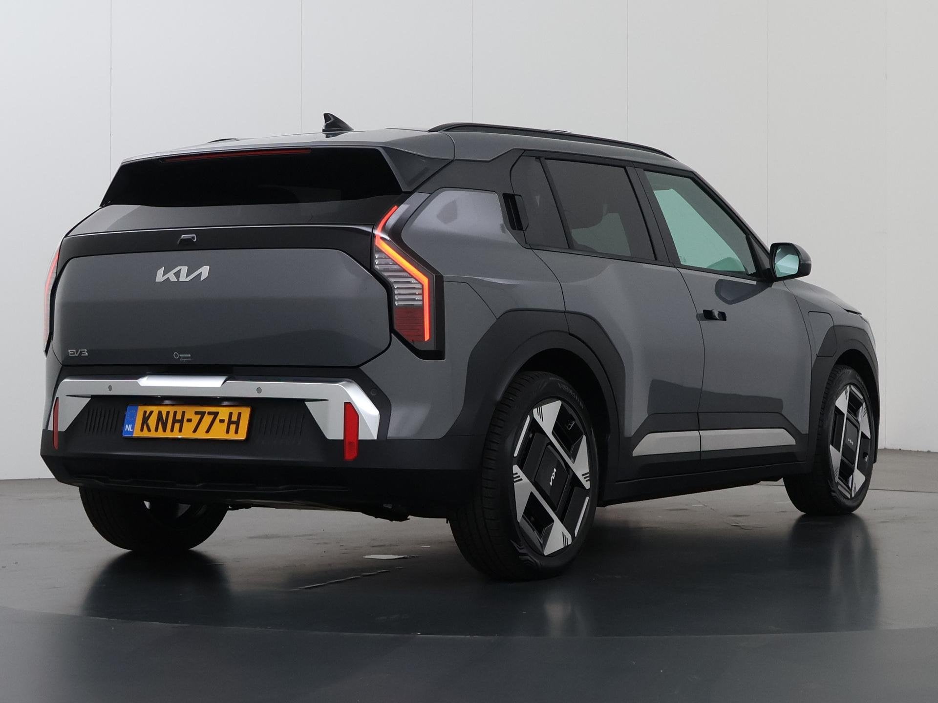 Kia EV3 Plus Advanced 81.4 kWh | Panoramaschuifdak | 19" vel, Auto's, Origineel Nederlands, Grijs, 204 pk, 1000 kg