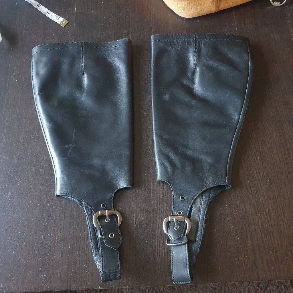 Zwarte leren paardrij chaps kuit 17 cm enkel gemeten 2507, -, -, Overige typen, Ophalen of Verzenden