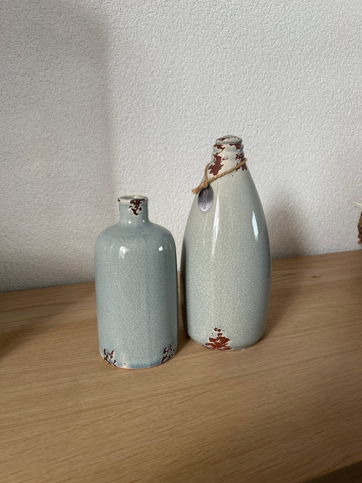 Set van 2 Riviera Maison vaasjes, Ant.blue, 15cm en 25cm, Huis en Inrichting, Ophalen, Zo goed als nieuw, Steen/keramiek, Met patroon/structuur