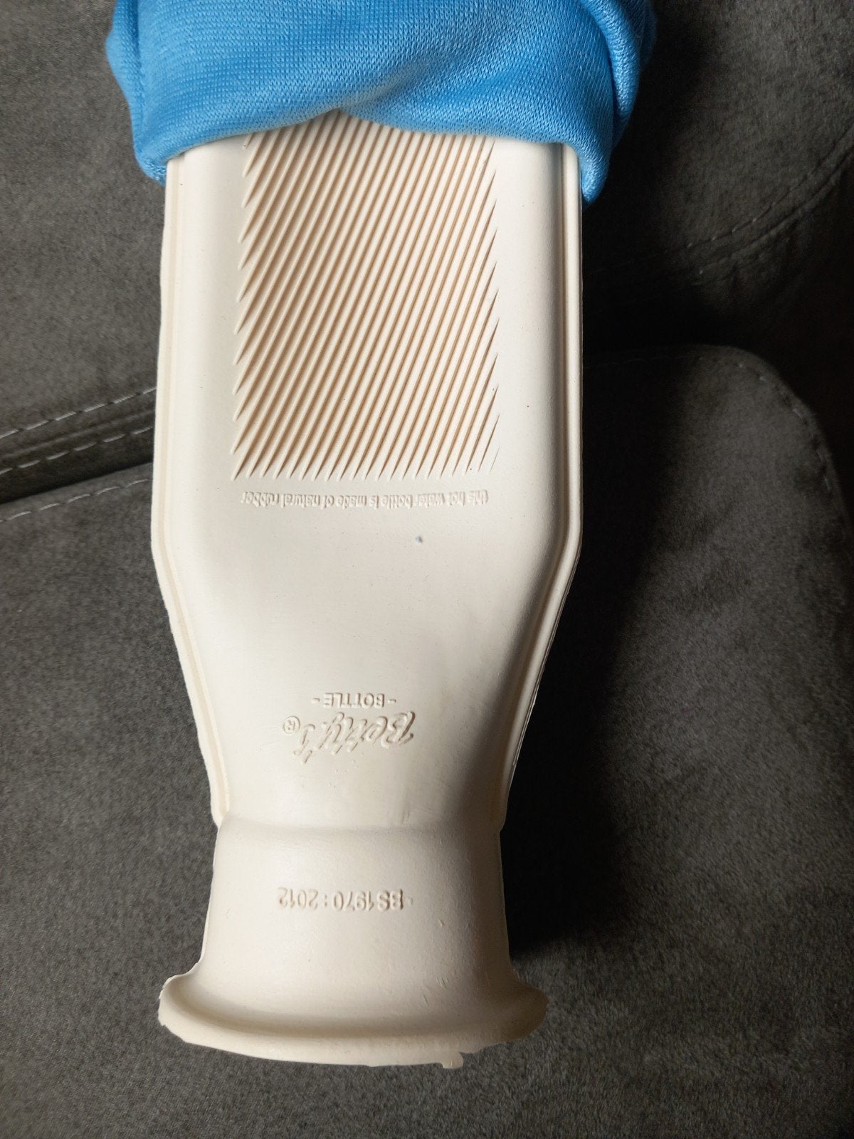 Lange blauwe kruik met hoes - Betty's Bottle, Ophalen of Verzenden, Gebruikt, Overige typen