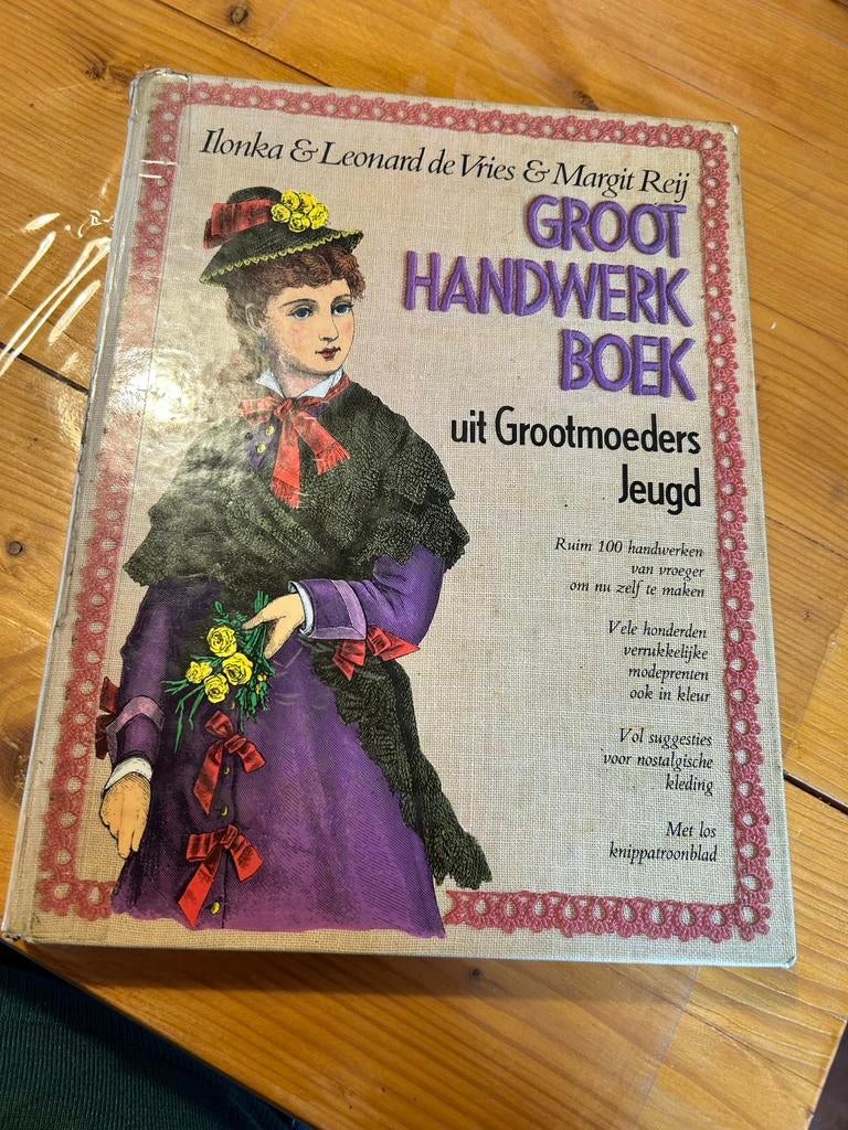 Groot Handwerkboek uit Grootmoeders Jeugd - Haak, Brei, Naai, Ophalen, Gelezen, Breien en Haken