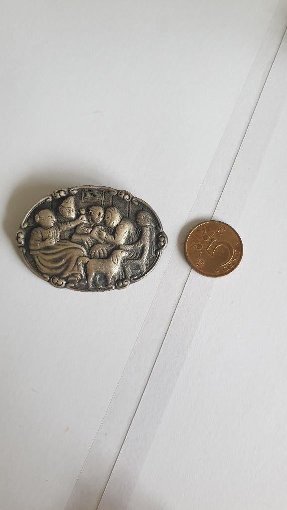 0935 broche met bijbels kroeg tafereel, Verzenden, Nieuw, Zilver, Overige materialen