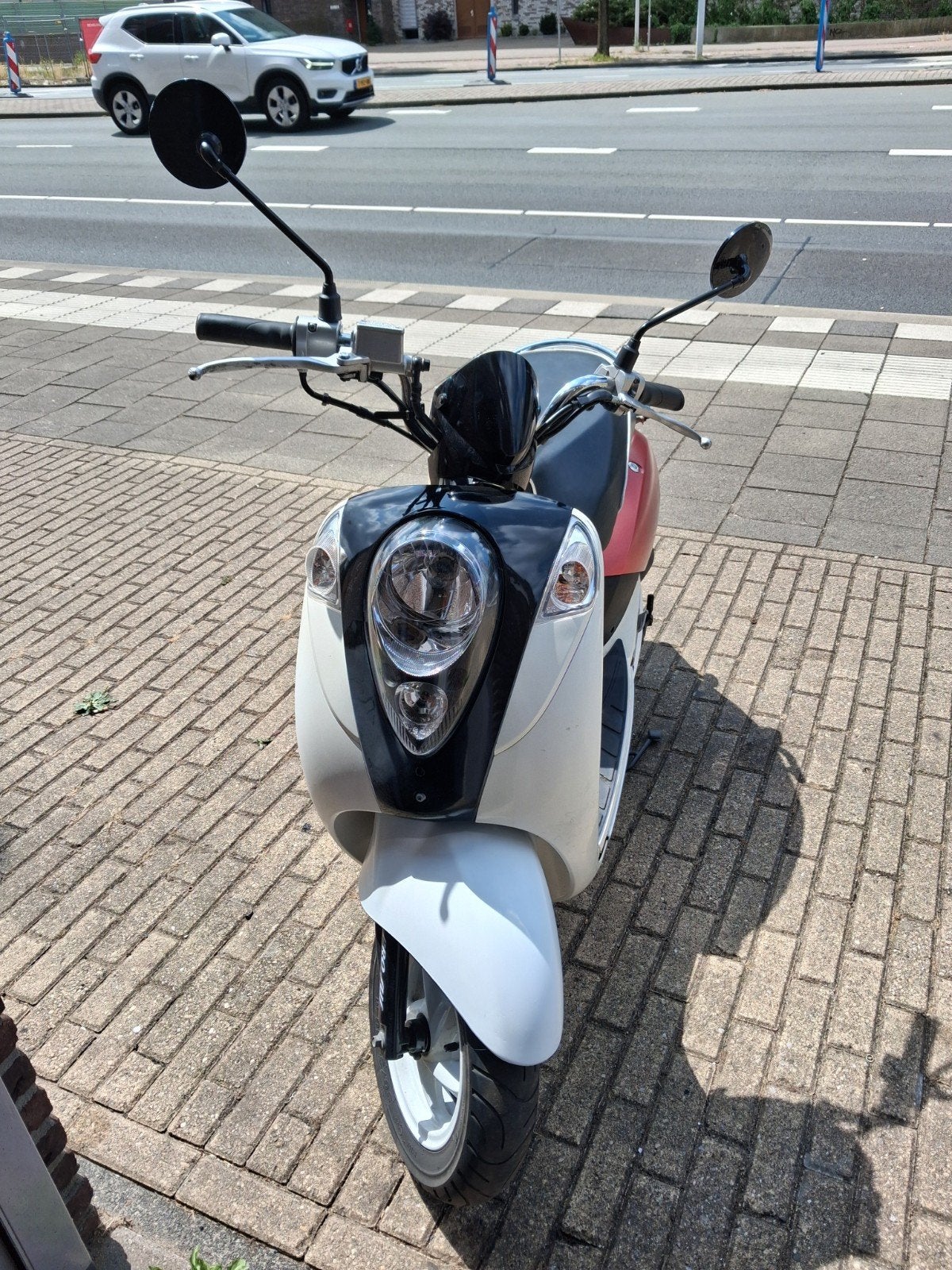 te koop aangeboden  een hele mooie sym mio 2016 motor 100%, Fietsen en Brommers, Scooters | SYM, Ophalen, Zo goed als nieuw, Benzine