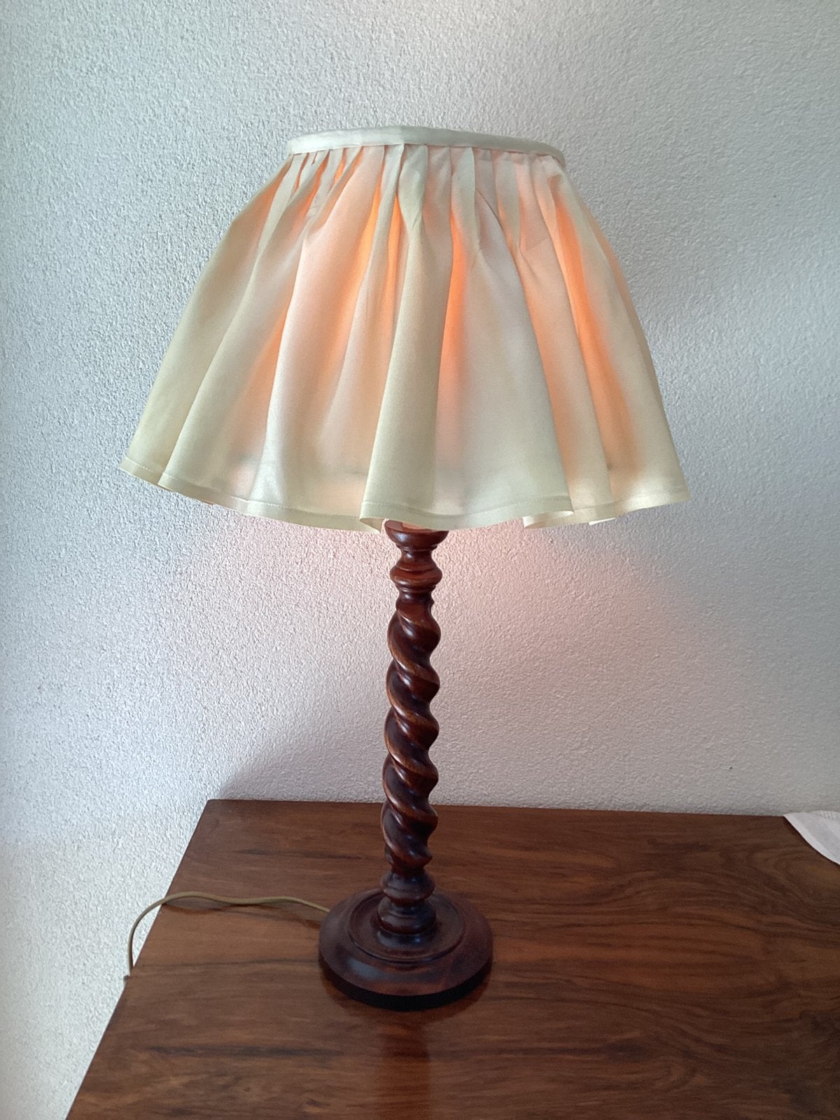 Barly Twist Lampenvoet met Originele Vererstelbare Rok-Kap., Gebruikt, Overige stijlen, Schemerlamp, Met kap