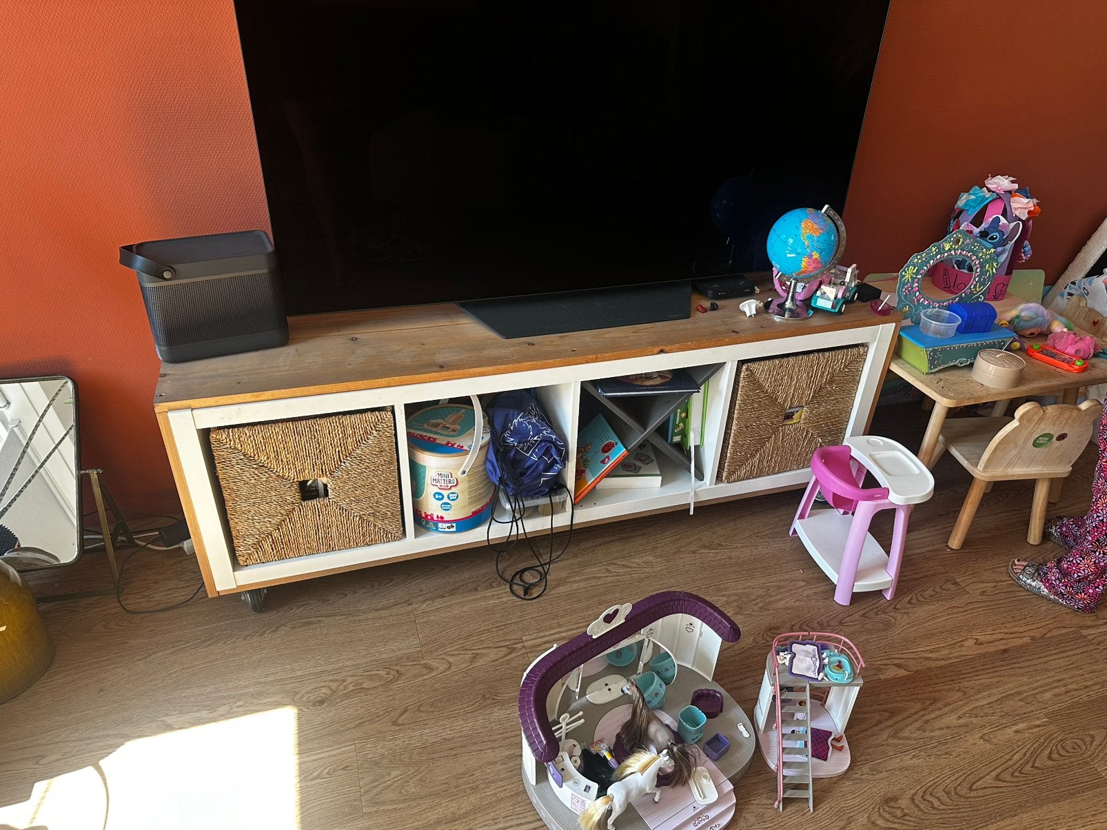 Verrijdbare Televisiemeubel IKEA Omtimmerd met wieltjes, Ophalen, Zo goed als nieuw, 25 tot 50 cm, Minder dan 100 cm