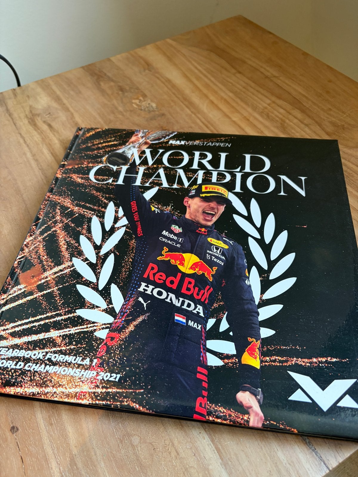 Max Verstappen World Champion 2021 Boek & T-shirt, Ophalen of Verzenden, Zo goed als nieuw, Overige sporten