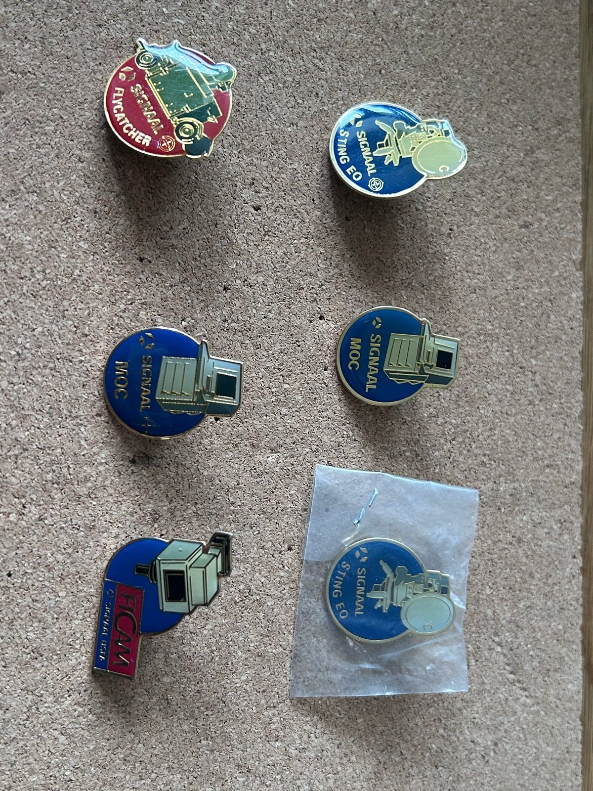 Set van 6 Signaal pins - Flycatcher, Sting EO, MOC, FICAM, Verzamelen, Ophalen of Verzenden, Zo goed als nieuw, Overige onderwerpen