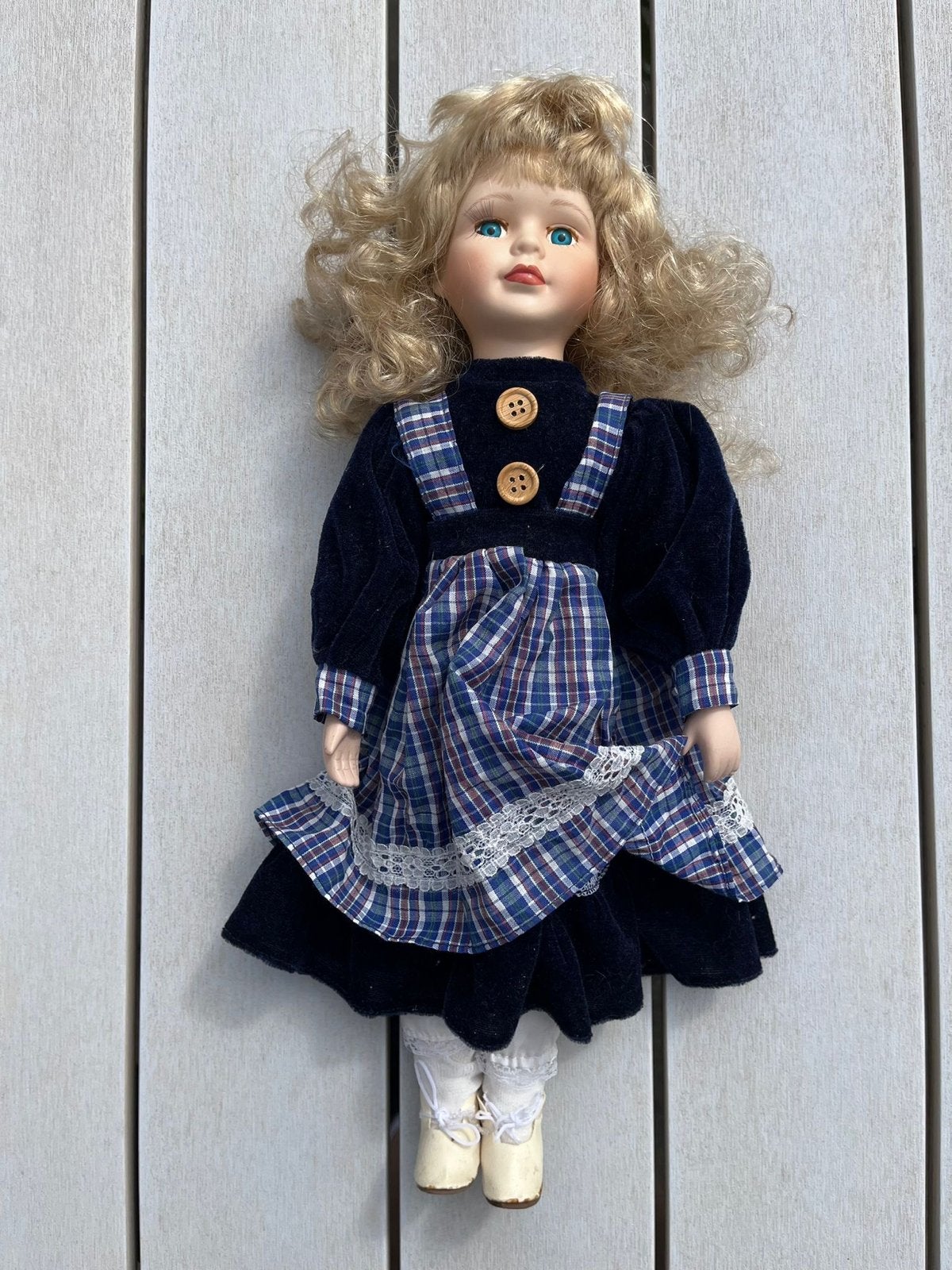 Vintage porseleinen pop met blonde krullen en geruite jurk, Ophalen, Gebruikt, Pop