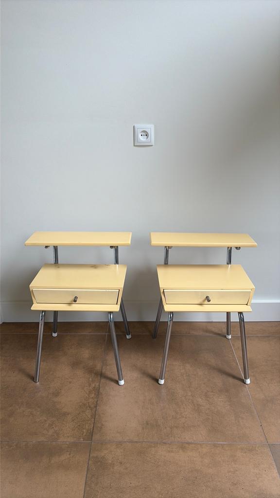 2 vintage zachtgele nachtkastjes design Wim Rietveld Auping, Huis en Inrichting, Slaapkamer | Nachtkastjes, Ophalen, Gebruikt