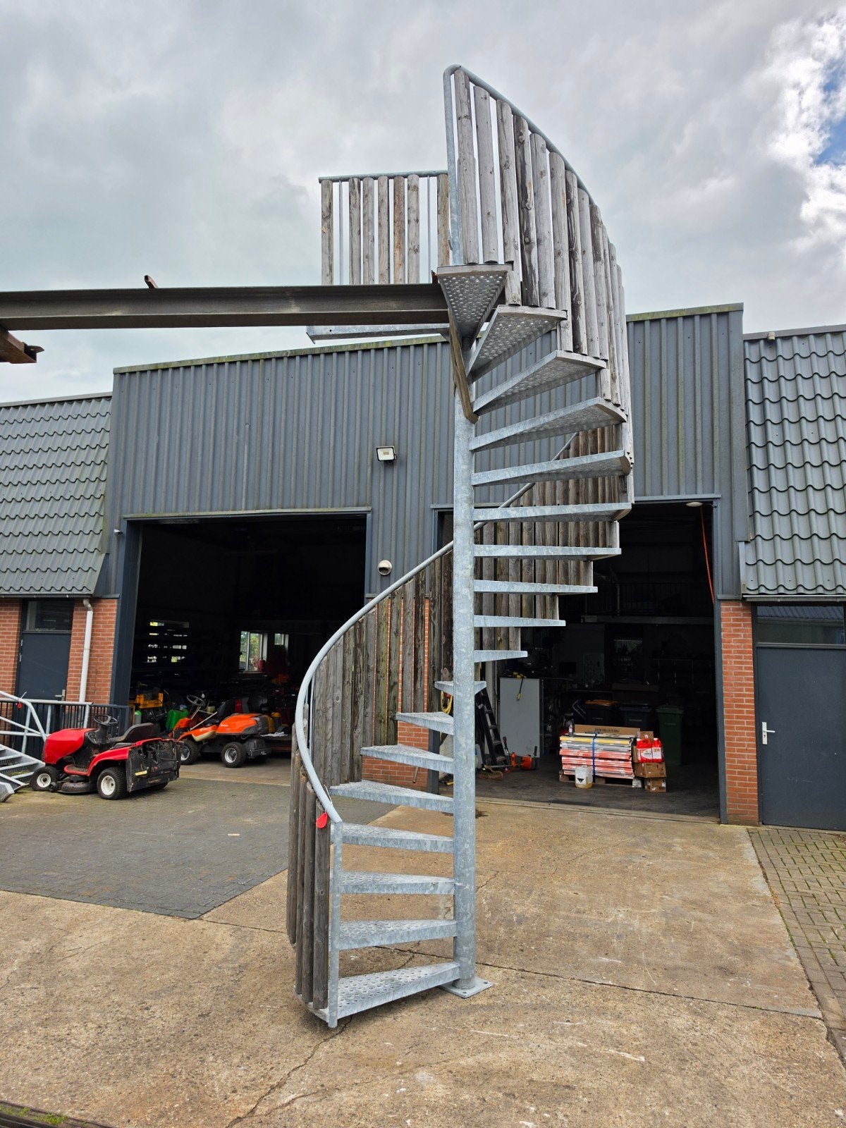 Stalen wenteltrap gegalv hoog 4,1mtr nor094, Ophalen, 2 tot 4 meter