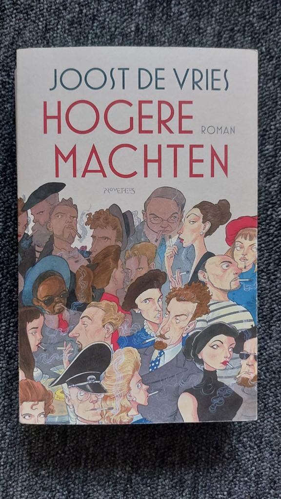 Hogere Machten - Joost de Vries (Roman), Boeken, Ophalen of Verzenden, Zo goed als nieuw, Joost de Vries, Nederland