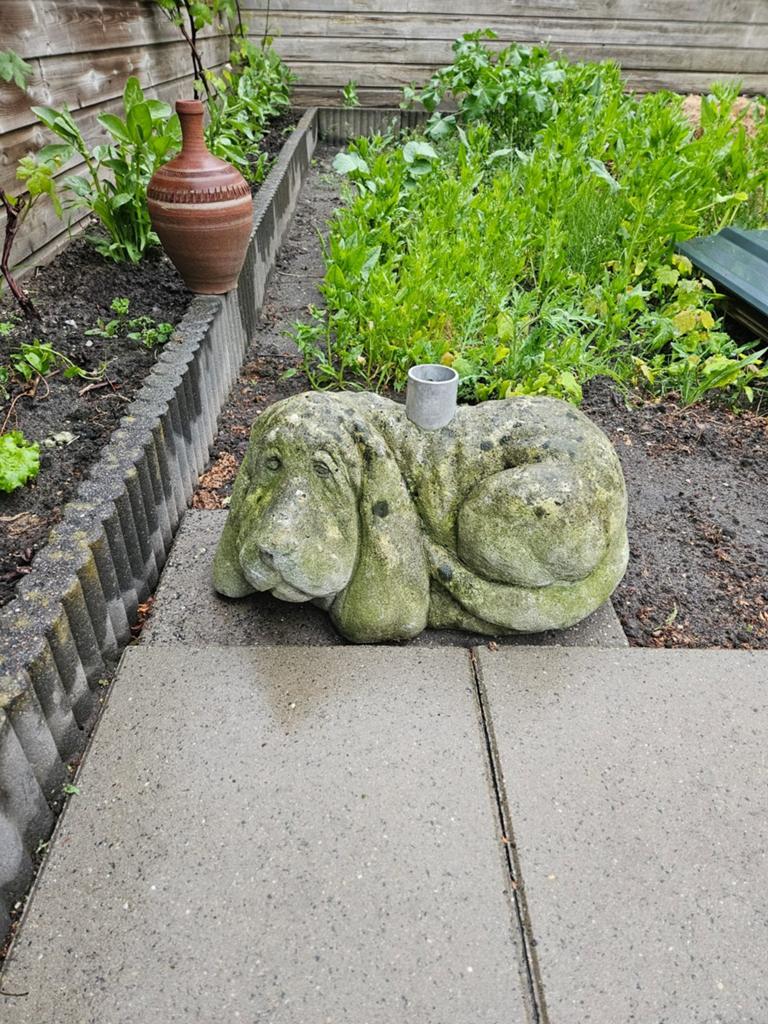 Betonnen Parasolvoet in de vorm van een hond., Ophalen, Gebruikt, Parasolvoet