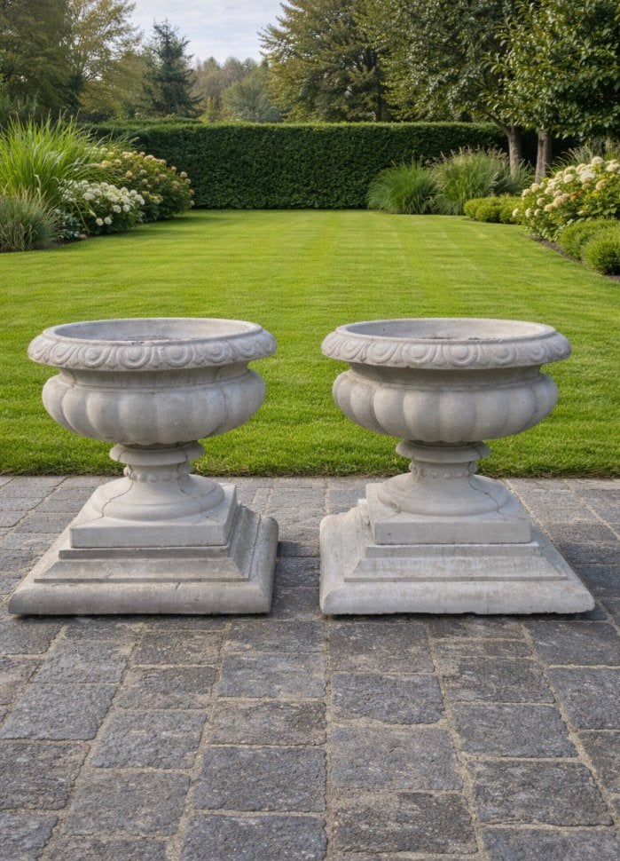 Sierlijke betonnen bloempotten op bijpassende staander, Tuin en Terras, Bloembakken en Plantenbakken, Ophalen, Rond, Nieuw, 60 tot 100 cm