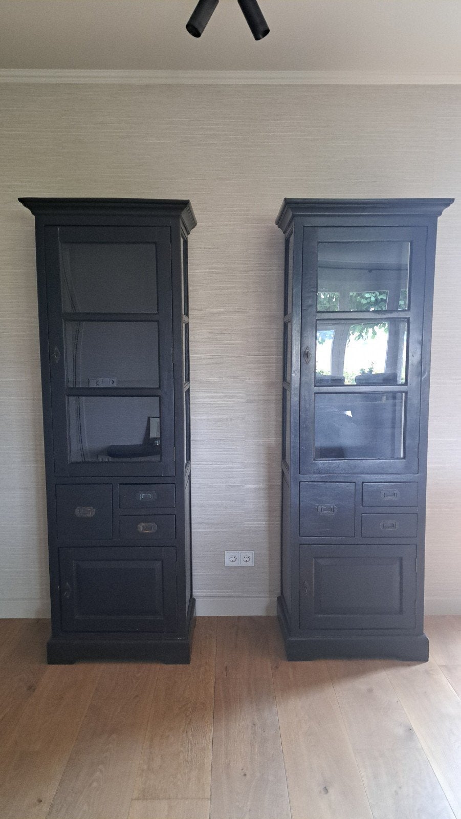 Zwarte vitrinekast met lades en opbergvak, Huis en Inrichting, Kasten | Vitrinekasten, Ophalen, Met deur(en), 200 cm of meer, 50 tot 100 cm