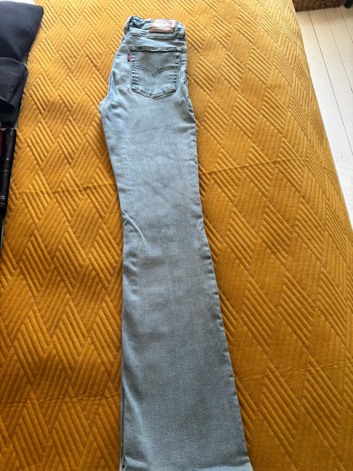 Levi’s jeans met flared pijpen, Kleding | Dames, Ophalen of Verzenden, Zo goed als nieuw, Blauw, W27 (confectie 34) of kleiner