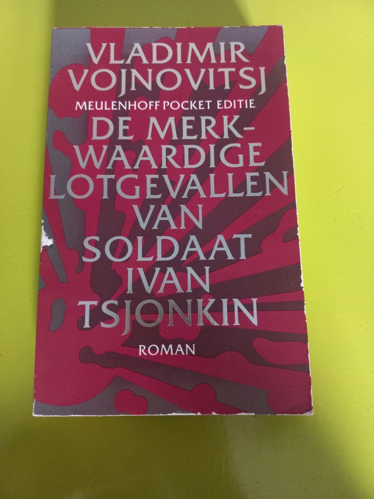 De Merkwaardige Lotgevallen van Soldaat Ivan Tsjonkin, Boeken, Ophalen of Verzenden, Gelezen, Vladimir Vojnovitsj, Nederland