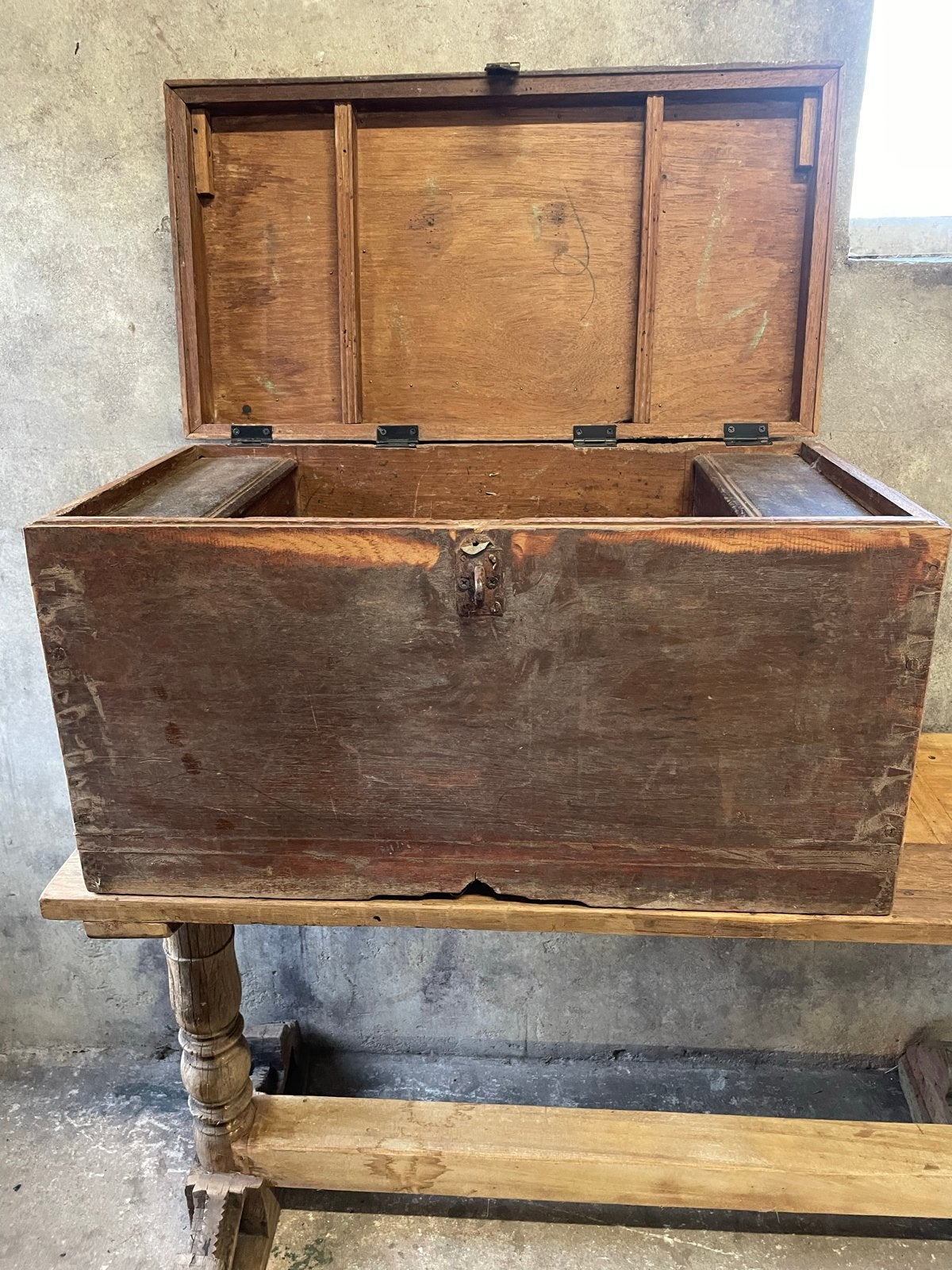 Speciale stoere houten kist uit India, Huis en Inrichting, Woonaccessoires | Kisten, Ophalen, Gebruikt, 50 tot 100 cm, 75 tot 100 cm