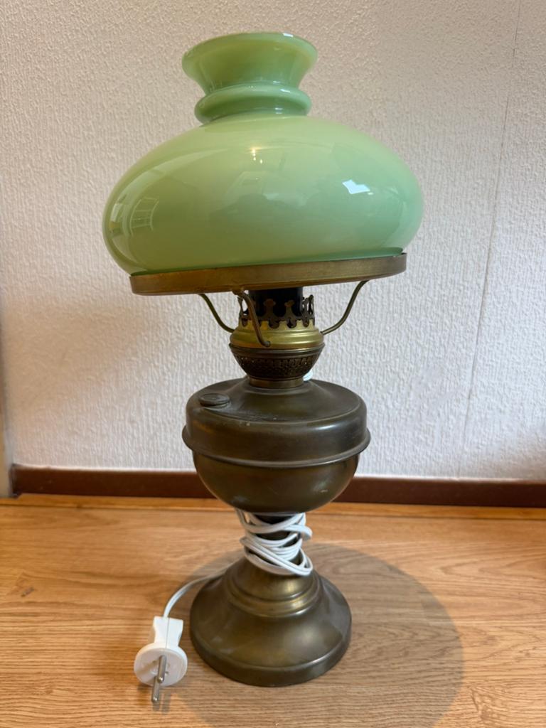 Vintage olielamp met groene glazen kap, omgebouwd naar elekt, Antiek en Kunst, Antiek | Lampen, Ophalen