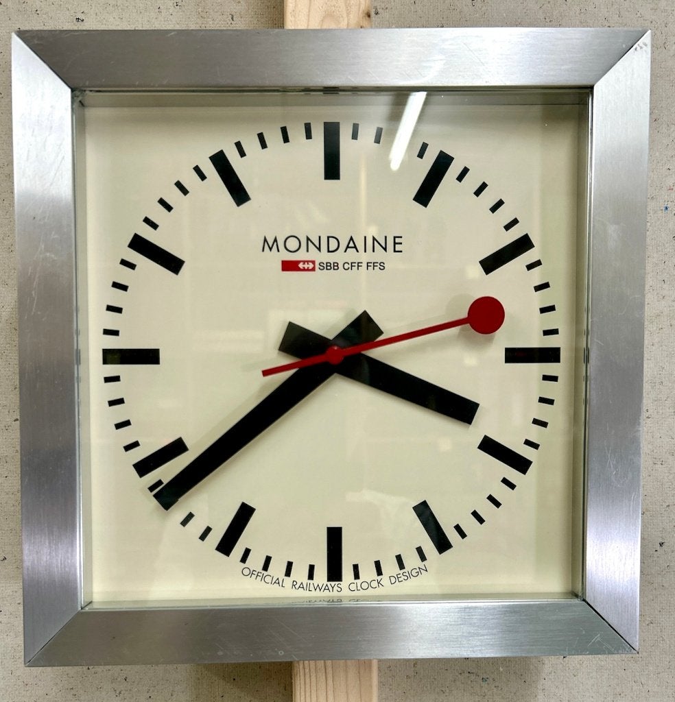 Mondaine wandklok - Zwitserse spoorwegen design # 290, Analoog, Werkt op batterijen, Zwitserse spoorwegen SBB CFF FFS, Wandklok