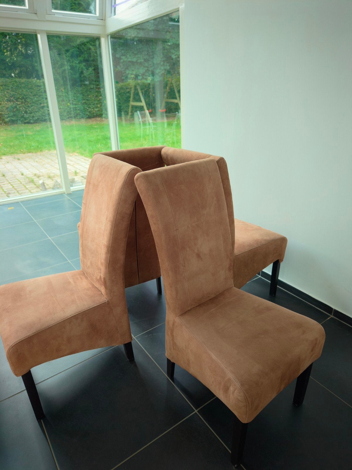 Comfortabele stoel met hoge rugleuning en houten poten, Huis en Inrichting, Stoelen, Ophalen, Gebruikt, Bruin, Stof
