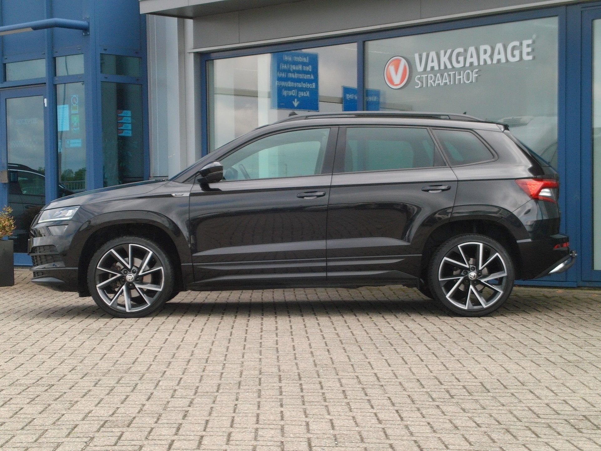 Skoda Karoq 1.5 TSI Sportline Business Automaat / Trekhaak /, Stof, 4 cilinders, Zwart, Bedrijf