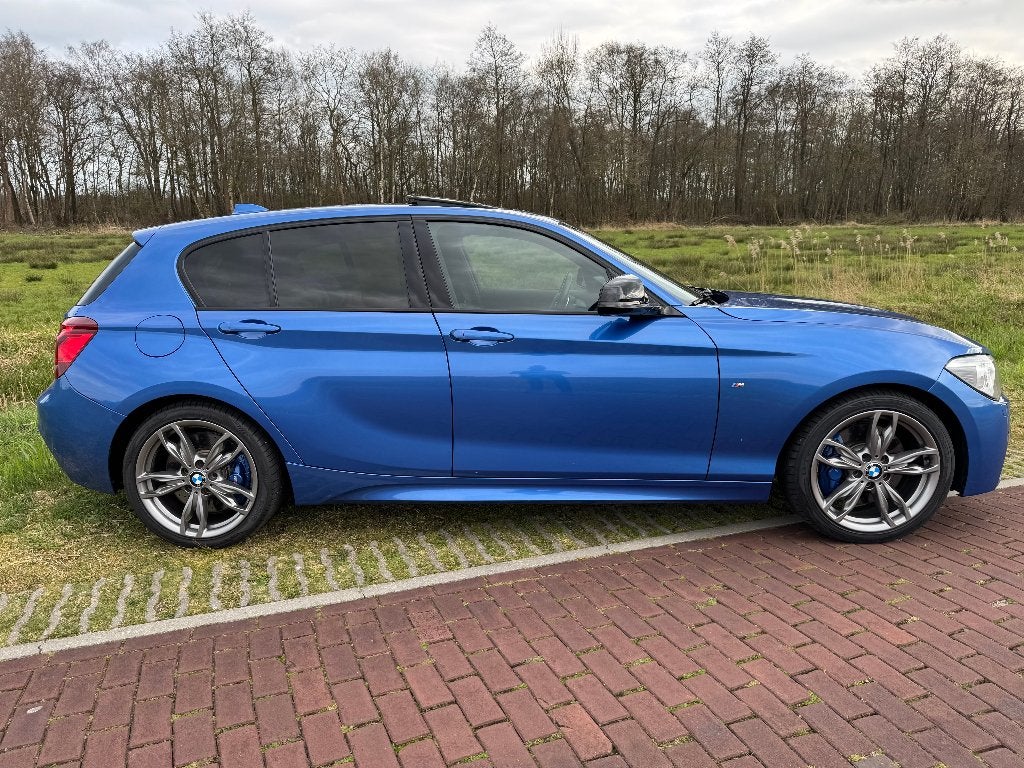BMW M135i xDrive N55 Estoril Pano CarPlay H/K Leder Keyless, Auto's, BMW, Leder, Vierwielaandrijving, Particulier, Lichtsensor