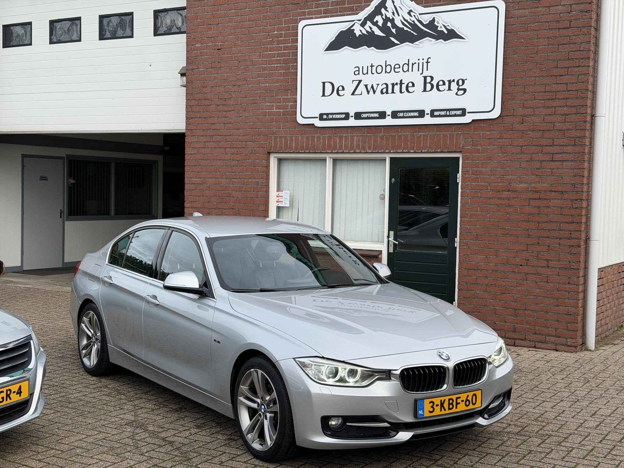 BMW 3-serie 320i sportline Upgrade Edition, Euro 5, Achterwielaandrijving, Gebruikt, Zwart