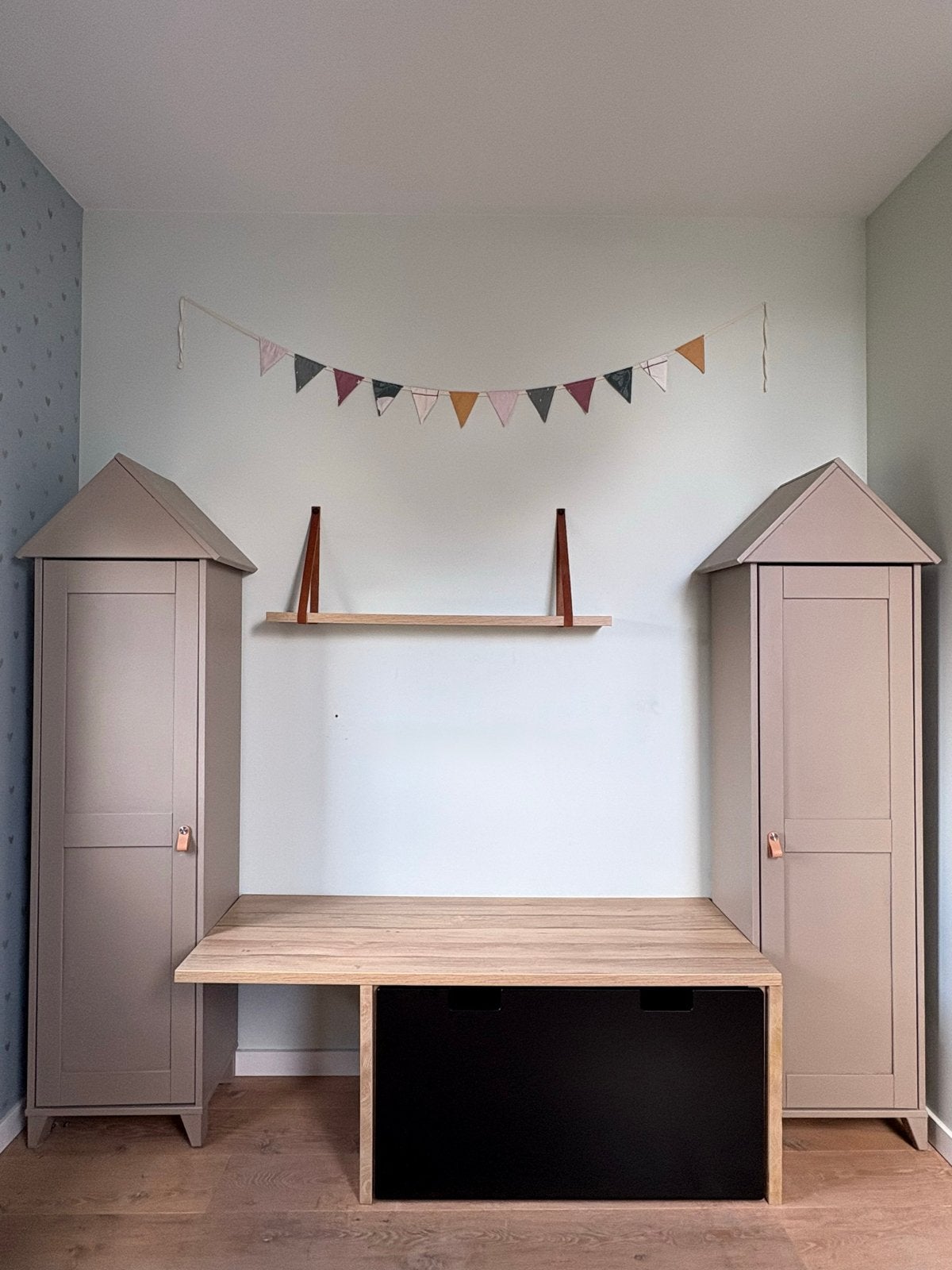 Kinderkledingkastjes met Bureau en opbergbak ikea Smastad, Kinderen en Baby's, Kinderkamer | Commodes en Kasten, Ophalen, Gebruikt