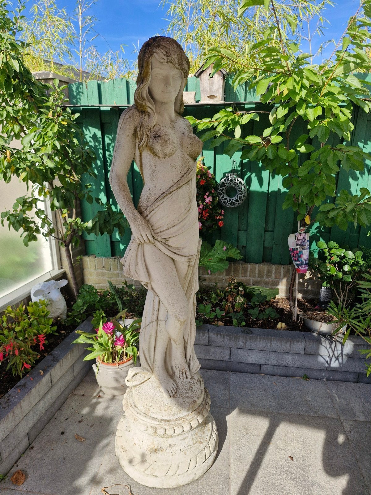 Tuinbeeld steen vrouw, stenen sculptuur met sokkel, Ophalen, Steen