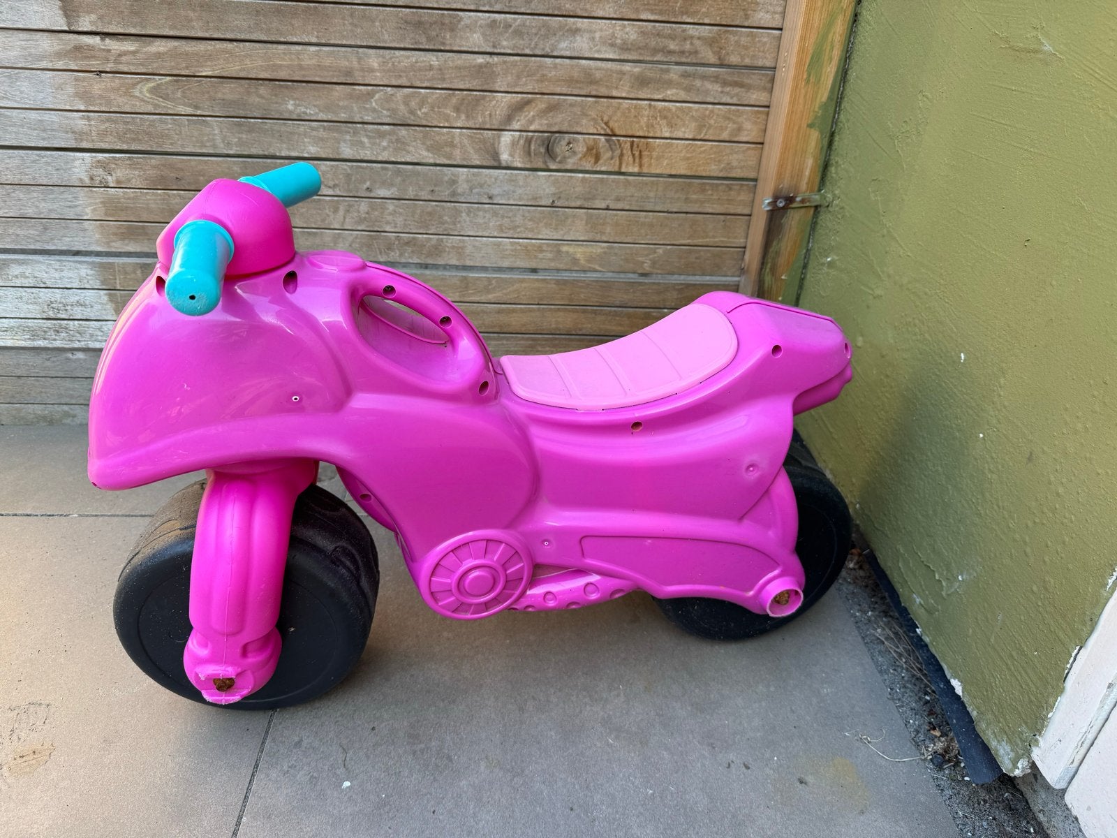 Roze loopmotor voor kinderen, Kinderen en Baby's, Speelgoed | Buiten | Voertuigen en Loopfietsen, Ophalen, Gebruikt, Loopfiets