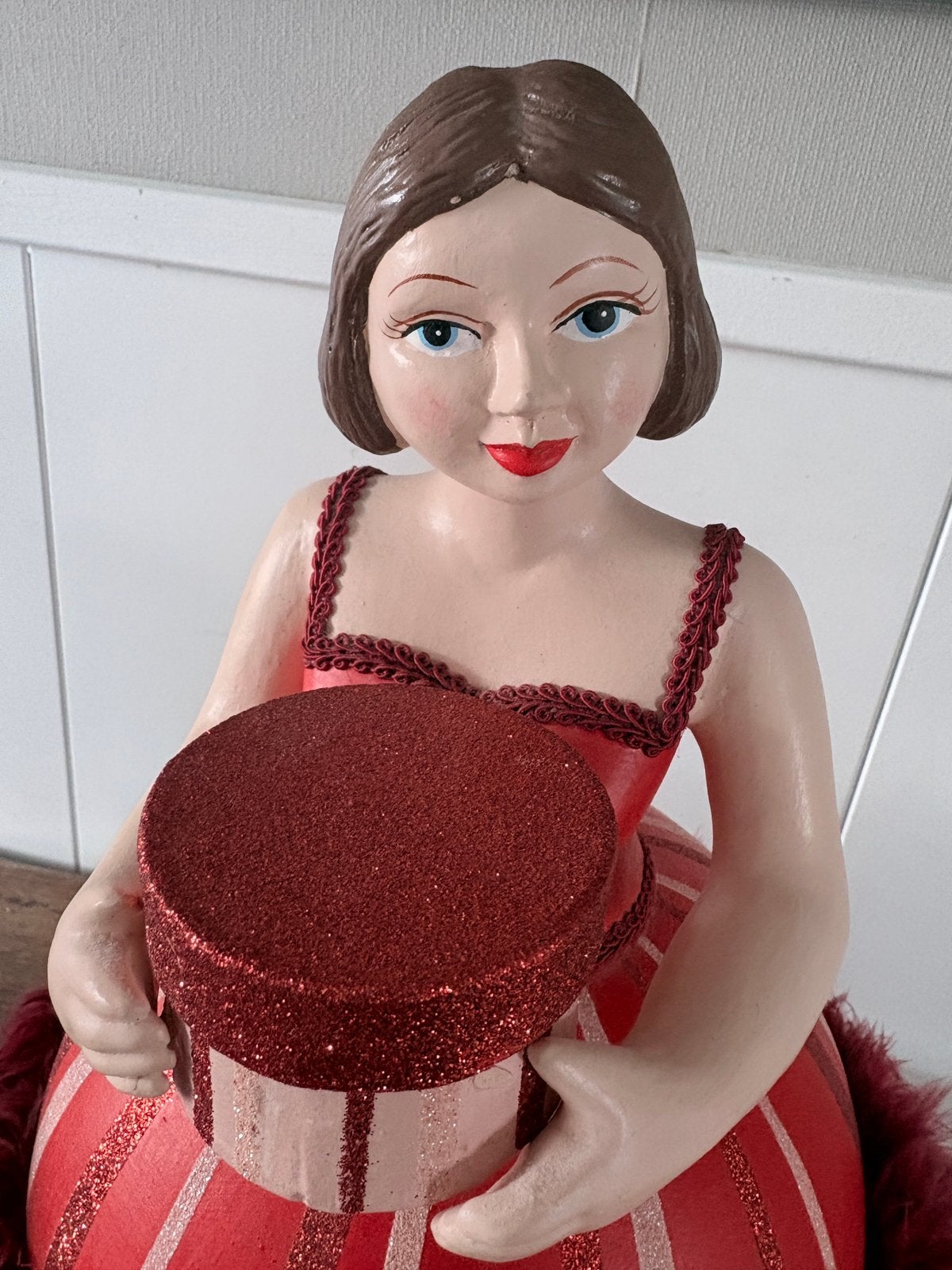 Decoratieve houten vrouwenbeelden, curiosa., Ophalen