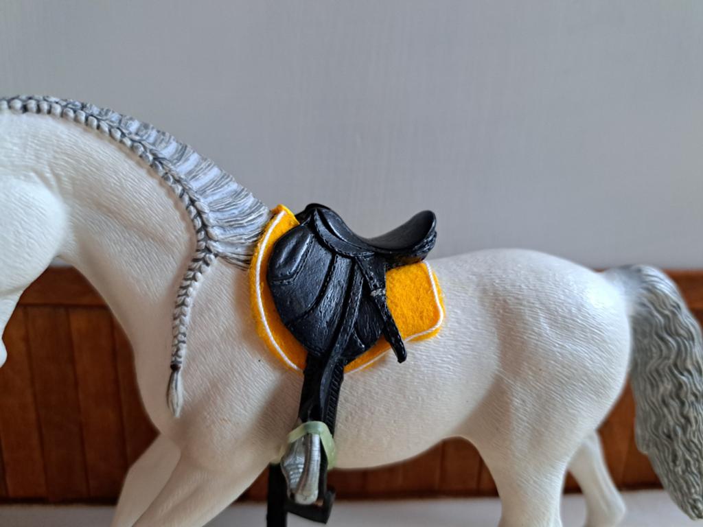 Schleich zadel dekje geel, Verzamelen, Dierenverzamelingen, Zo goed als nieuw, Beeldje of Figuurtje, Paard, Ophalen of Verzenden