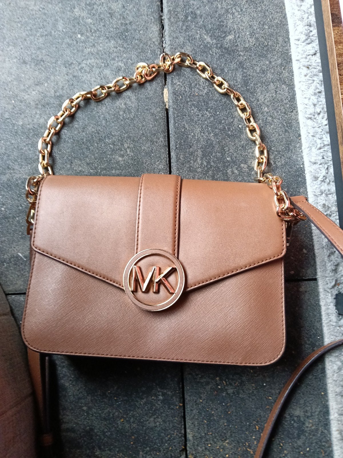 Michael Kors schoudertasje in bruin met goudkleurige details, Sieraden, Tassen en Uiterlijk, Tassen | Damestassen, Ophalen of Verzenden