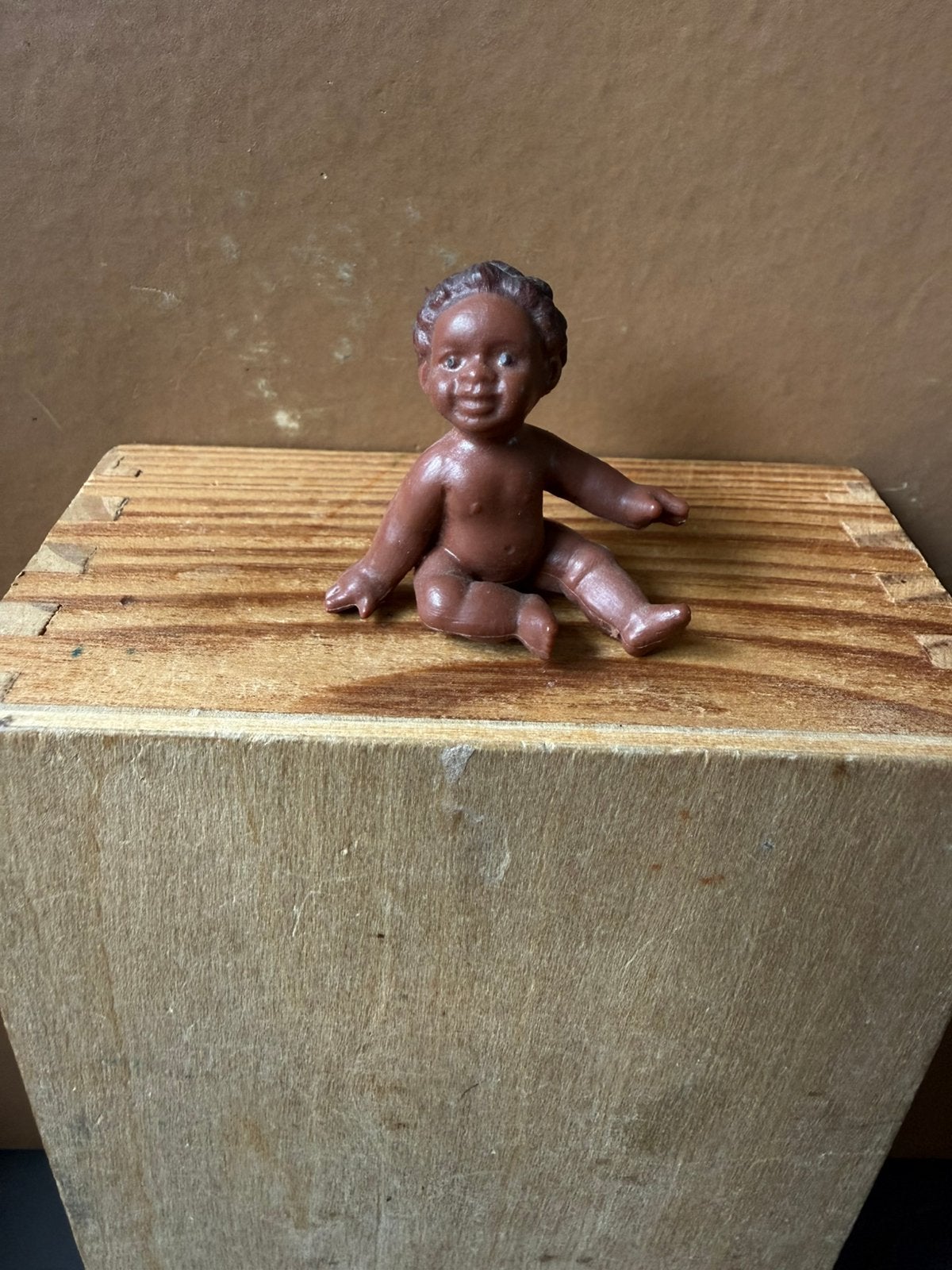 Donker baby pop jongen - 3.5cm hoog - rubber, Ophalen of Verzenden, Zo goed als nieuw, Poppenhuis