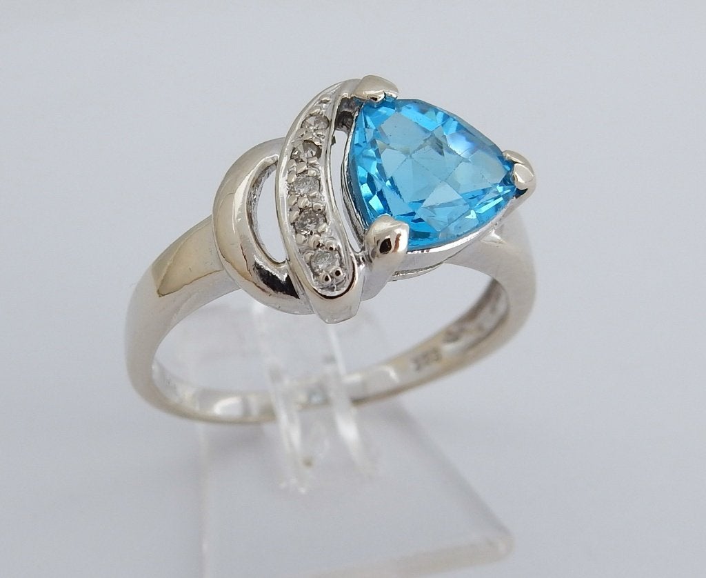 Brede 14 karaat Wit Gouden Ring Blauwe Topaas en 5 Diamanten