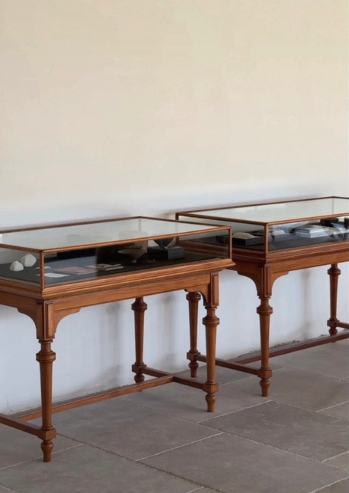 Unieke BOZAR Vitrinekasten - Set van 2, Huis en Inrichting, Ophalen, Met plank(en), Gebruikt, 100 tot 150 cm