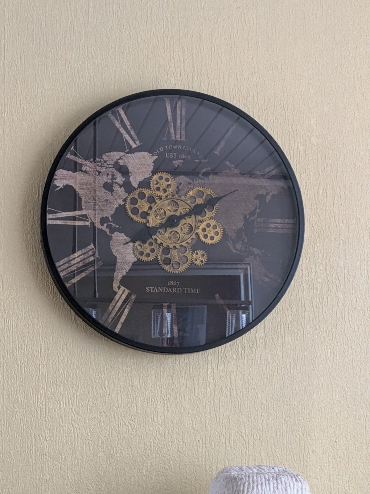 Wandklok met tandwielen en wereldkaart design, Huis en Inrichting, Zichtbaar uurwerk, Vintage, Analoog, Ophalen of Verzenden