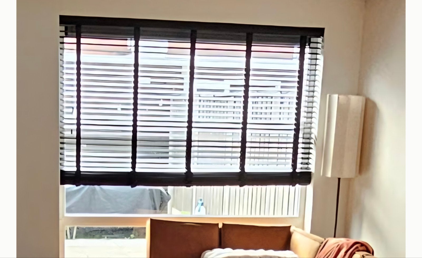 Zwarte houten jaloezieën 215x240cm - lichte beschadiging, Huis en Inrichting, Ophalen, Jaloezie, Gebruikt, 215 cm