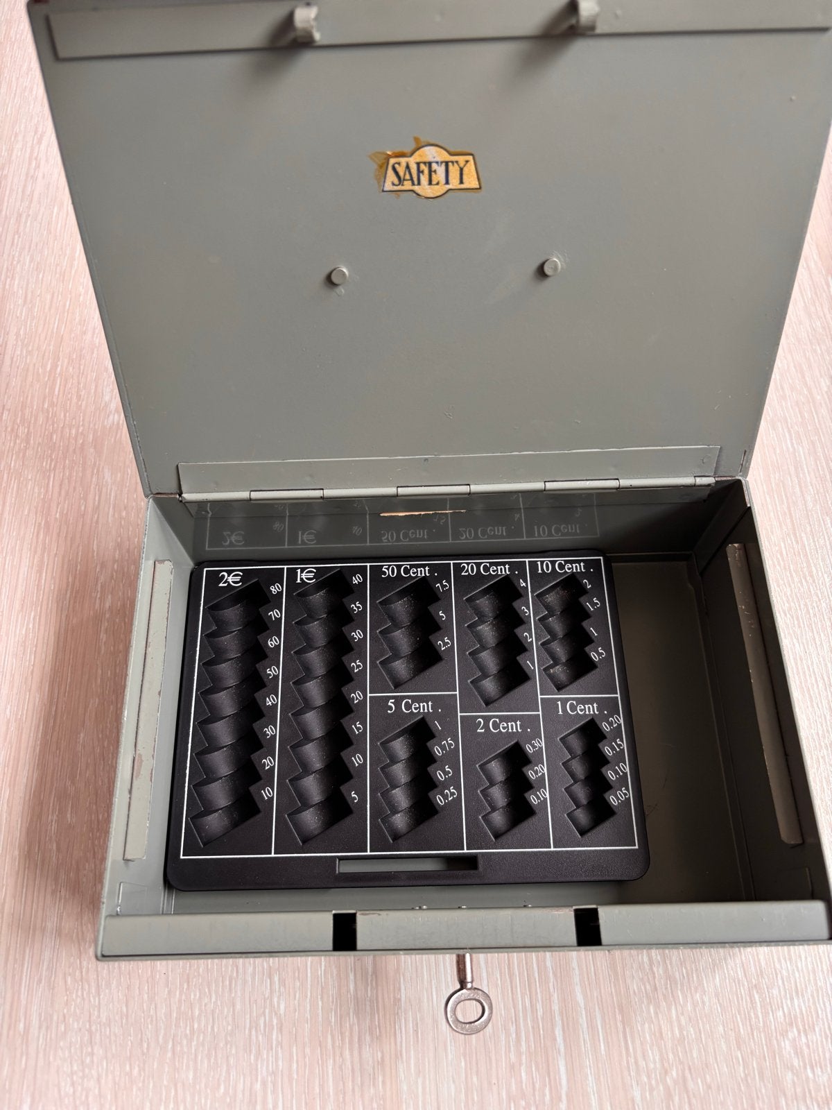 Vintage metalen geldkist met muntenhouder, Ophalen, Gebruikt, Metaal of Blik, Overige thema's