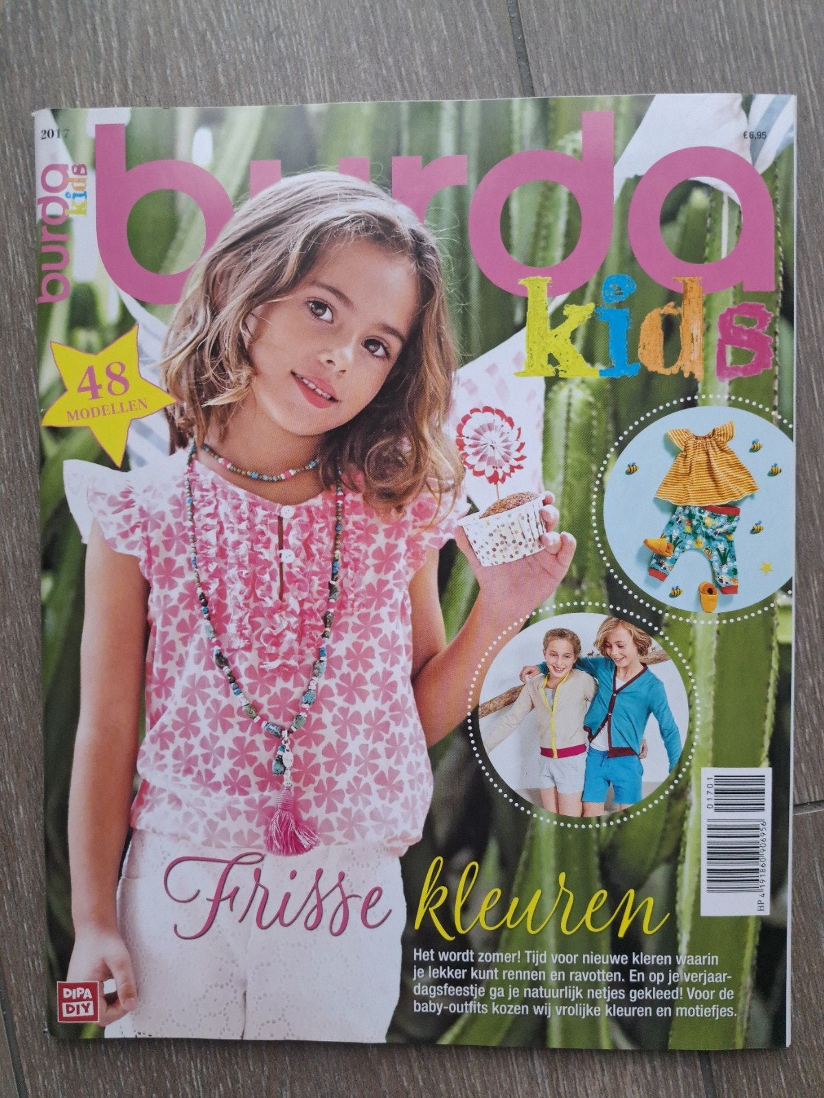 Burda Kids 2017 - Frisse kleuren - 48 modellen, Hobby en Vrije tijd, Kledingpatronen, Overige typen, Kind, Zo goed als nieuw, Burda