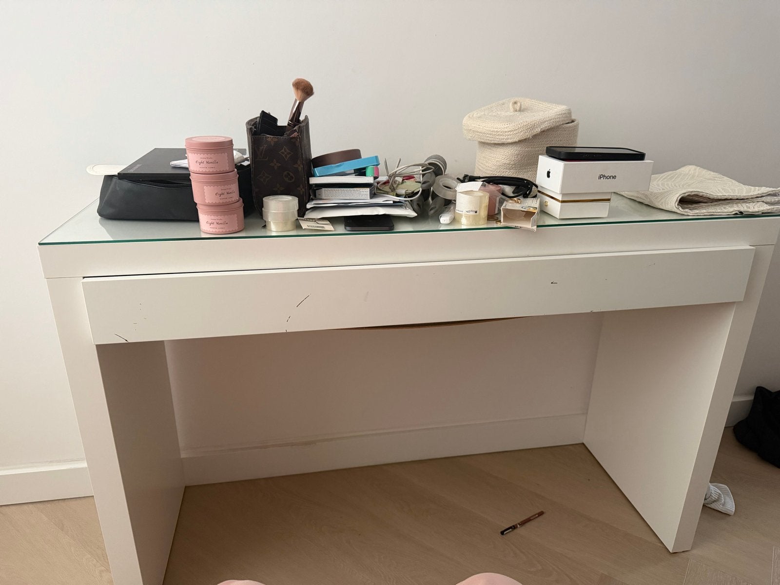 Witte make-up/bureau met glazen blad, Huis en Inrichting, Ophalen, Gebruikt, 100 tot 150 cm, Minder dan 100 cm