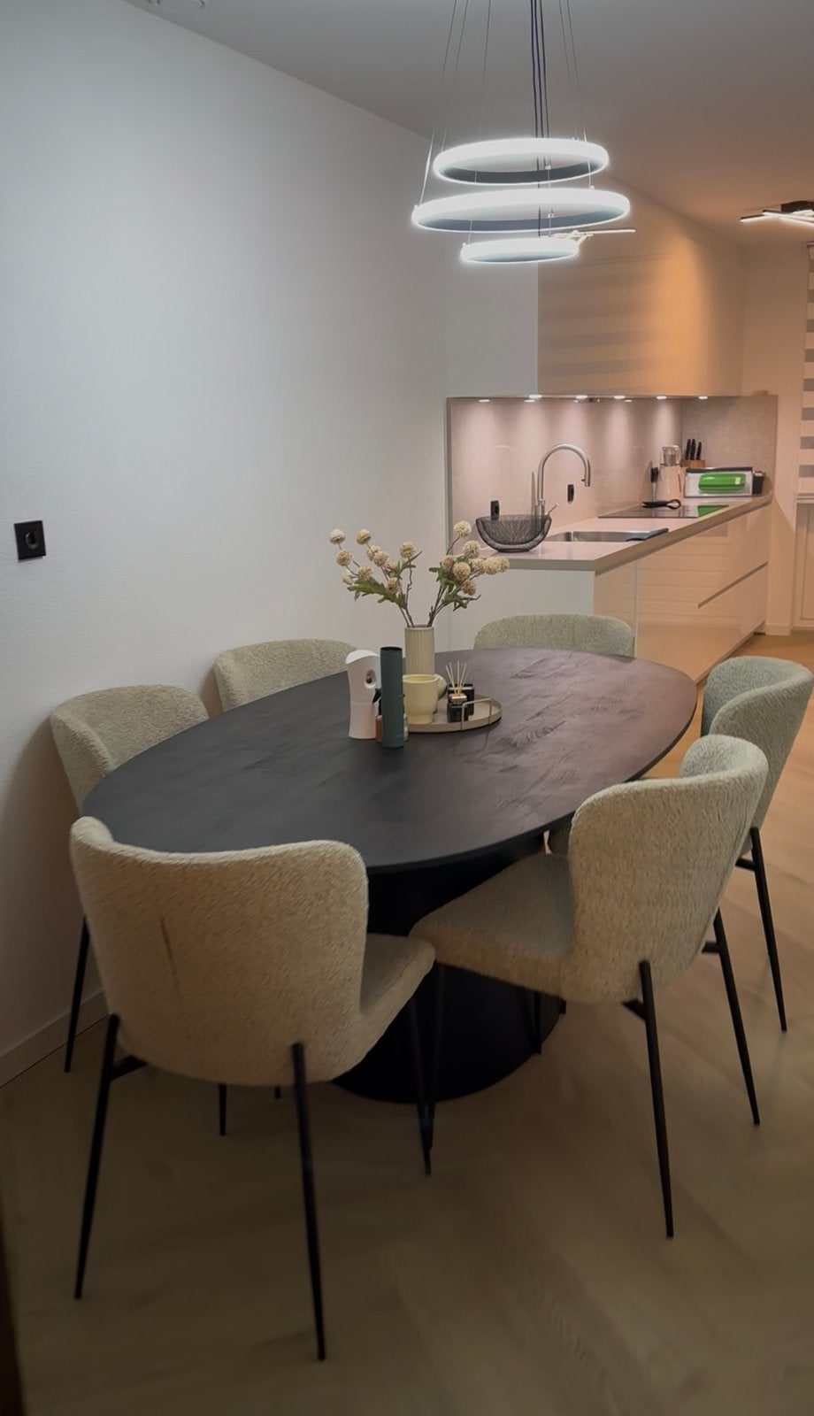 Stijlvolle ovale eettafel - Zwart hout+ 6 stoelen, Ophalen, 100 tot 150 cm, Zo goed als nieuw, 150 tot 200 cm