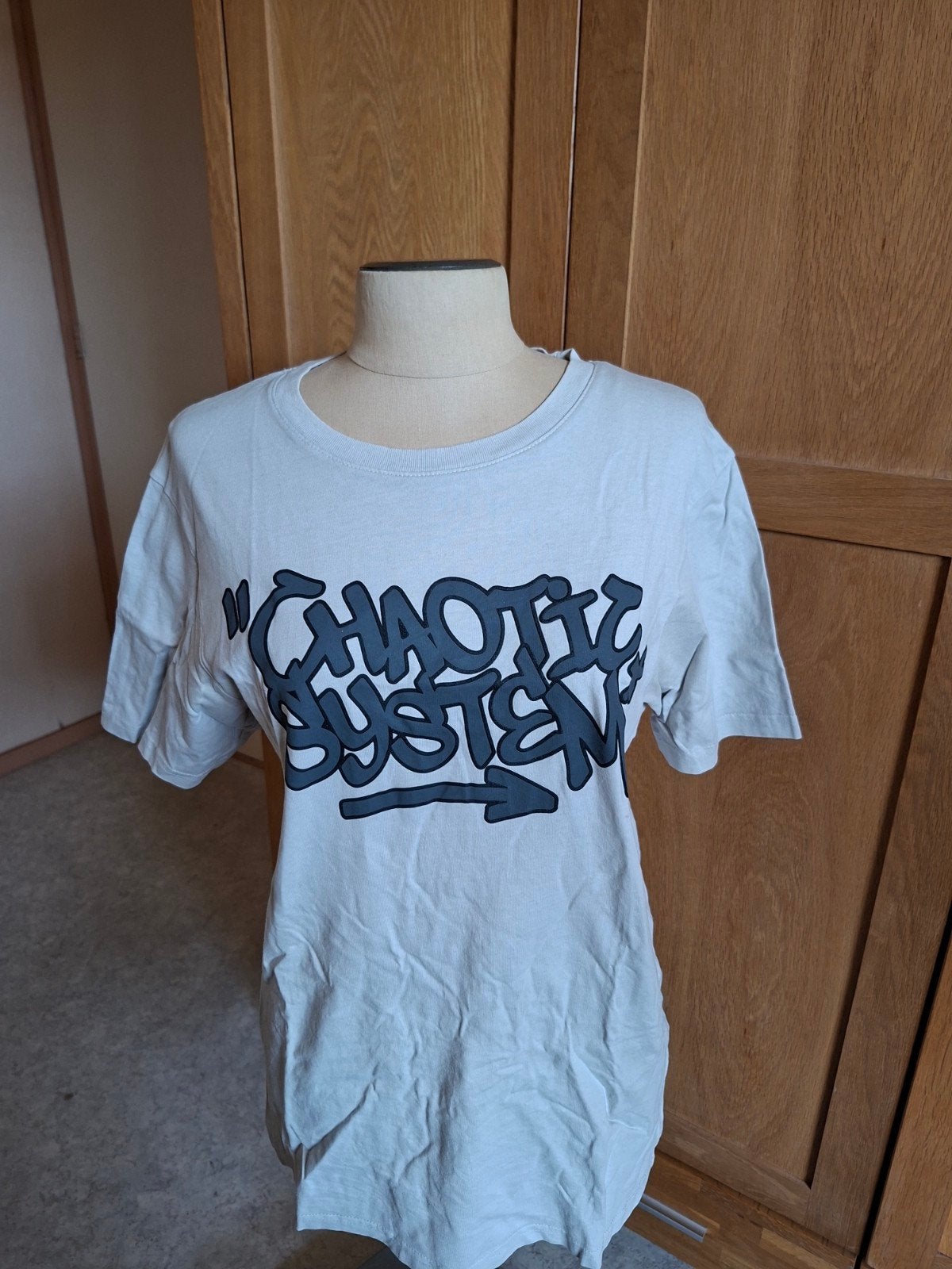 FSBN T-shirt 'Chaotic System' - Maat S, Kleding | Heren, T-shirts, Ophalen of Verzenden, Zo goed als nieuw, Beige
