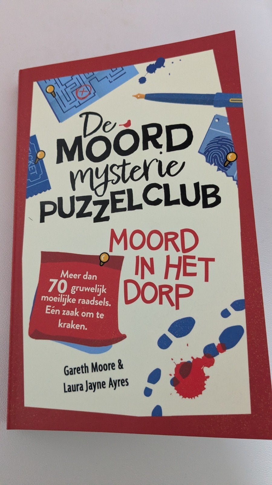 Moordmysterie puzzelclub Moord in het dorp, Hobby en Vrije tijd, Denksport en Puzzels, Ophalen, Zo goed als nieuw, Puzzelboek